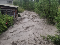 Un torrent emporte un pont dans l'Oisans : une centaine de personnes isolées, le col du Lautaret coupé, des campings évacués