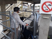 Accessibilité de la passerelle de la gare SNCF à Chalon  : Oui, mais...pas pour tous les usagers habituels!