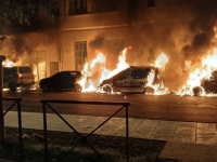 Quatre voitures de police incendiées devant un commissariat dans la nuit 