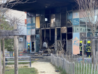 Une voiture-bélier fonce sur une bibliothèque à Grenoble : le bâtiment de 1000 mètres carrés incendié