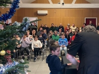 Salle pleine pour accueillir le Père Noël à Saint-Ambreuil 