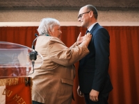 Jacqueline Gourault honore Sébastien Martin de la médaille nationale du mérite 