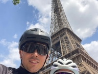 Les peluches du Réconfort : au pied de la tour Eiffel et de Notre-Dame