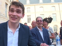 Bain de foule et séance de dédicaces : Alphonse, le vainqueur de The Voice, accueilli en héros à la mairie de Dijon
