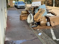 Rue Galilée à Chalon, des encombrants qui commencent vraiment à encombrer !