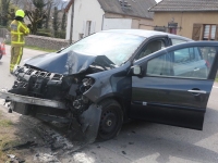 Une jeune automobiliste blessée contre un poteau