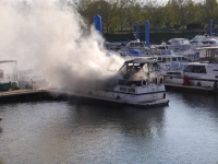 45 pompiers mobilisés pour un bateau en feu au port de plaisance de Mâcon