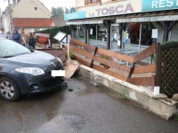 Il perd le contrôle de sa voiture et défonce la terrasse d'une pizzeria à Autun