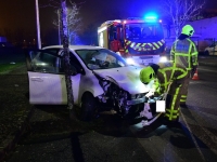 Blessé après avoir perdu le contrôle de sa voiture et coupé deux arbres