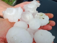 Dans le Doubs, des sacrés morceaux de glace tombés du ciel 