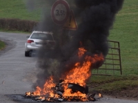 Un motard s'enfuit en courant alors que sa moto vient de s'embraser 