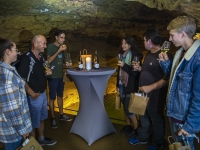 Profitez des températures estivales pour déguster du vin dans la grotte d'Azé ! 