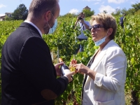 Rentrée scolaire en mode vendangeuse pour Marie-Guite Dufay, Présidente de la région Bourgogne-Franche Comté 