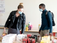 Trois cents étudiants s'approvisionnent à la distribution alimentaire de l'UNI Bourgogne