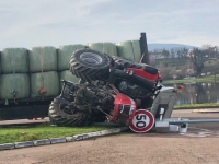 Un tracteur se couche devant le plan d'eau du Vallon à Autun 