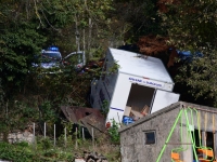 Un frein à main qui lâche... le camion se retrouve dans le jardin en contrebas