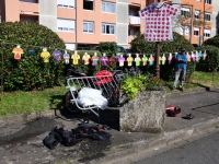  Un motard en urgence absolue après une collision avec une voiture