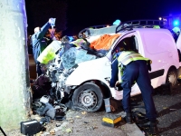 Le conducteur de la voiture utilitaire, qui a percuté un arbre, est décédé, il avait 17 ans