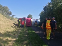 Sur l'A6 au niveau de Saint Rémy, un poids-lourd percute le terre-plein central avant de finir sa course sur la bande d'arrêt d'urgence 