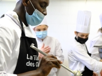 Les futurs chefs se mobilisent en cuisine contre la faim