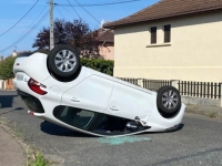 La collision se termine par une voiture sur le toit 