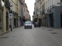 Chalon entre en confinement, nous offre cet inimaginable spectacle d’une ville déserte, aux locaux fermés.