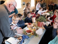 Belle rencontre intergénérationnelle autour des décorations de Noël