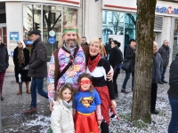 Les enfants déguisés et leurs parents participent activement au carnaval !