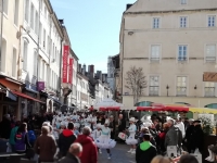 La compagnie carnavalesque ‘Comparsa Nou Ritme (Espagne)’ était sur le marché ce matin