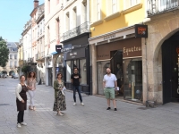 A l’occasion de leur reprise d’activité , Info-Chalon remet des masques ‘catégorie 1’ à des  commerçants partenaires du Centre-Ville.