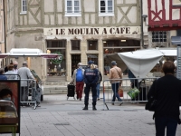 Un micromarché désertique ce vendredi Place Saint Vincent à Chalon-sur-Saône