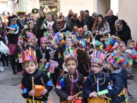 Les enfants chantent dans les rues piétonnes et lancent le commencement de la 100e édition du Carnaval 