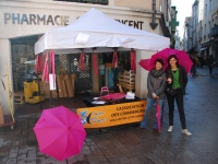 Chalon-sur-Saône : Les commerçants du centre-ville ne lâchent rien et restent mobilisés pour la vente des parapluies de l’événement « Octobre Rose » 