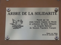 La plaque  ̏Arbre de la solidarité˝ du Secours Populaire Français retrouve sa place au pied du tulipier au parc Georges Nouelle. 