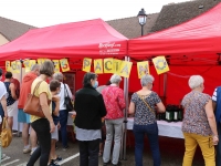 Le marché italien de Fontaines interrompu par l’orage.