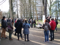 Le Collectif Chalon Solidarité Migrants mardi devant l'école Romain Rolland