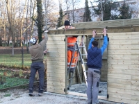 La reconstruction de l'abri de jardin du Jardi’Bonheur des Aubépins est en cours