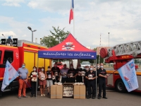 Venez en aide aux enfants avec la peluche Pompy, l'assistant des sapeurs-pompiers!