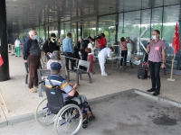 Opération #PasDeMedailleEnChocolat devant le Centre hospitalier William Morey de Chalon-sur-Saône