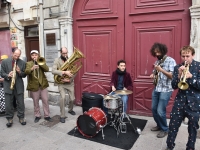 Gumbo swing, une fanfare lyonnaise qui a animé le parcours dégustation de la Paulée, ce dimanche à Chalon-sur-Saône.