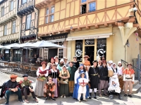 Dans le cadre des Festivités médiévales organisées rue aux Fèvres par l’Association ‘Cœur de Ville’, Rondes de Nuit a déambulé délivrant de nombreux contes 