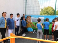 Le nouveau city stade rue Pierre Jacques de Saint Rémy s’embellit d’une fresque en graff.