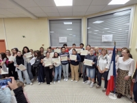 Devenus lycéens ils reçoivent solennellement leur Diplôme National du Brevet ou le Certificat de Formation Générale au collège Louis Aragon.