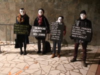 Des masques blancs en marge du dernier spectacle de Jérémy Ferrari devant la Salle Marcel Sembat