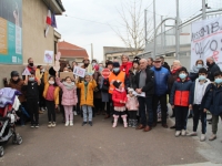 Nouveau rassemblement devant l'école des Charreaux 