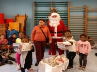 Distribution des colis de Noël à l'école maternelle de Bourgogne