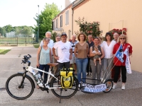 Le président de la LPO Bourgogne Franche-Comté dans son défi à vélo fait une halte à Fontaines.