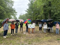 Chatenoy-en-Bresse : Joëlle Schwob a bravé la pluie pour honorer l’inauguration des panneaux d’information au sein du parc du château 
