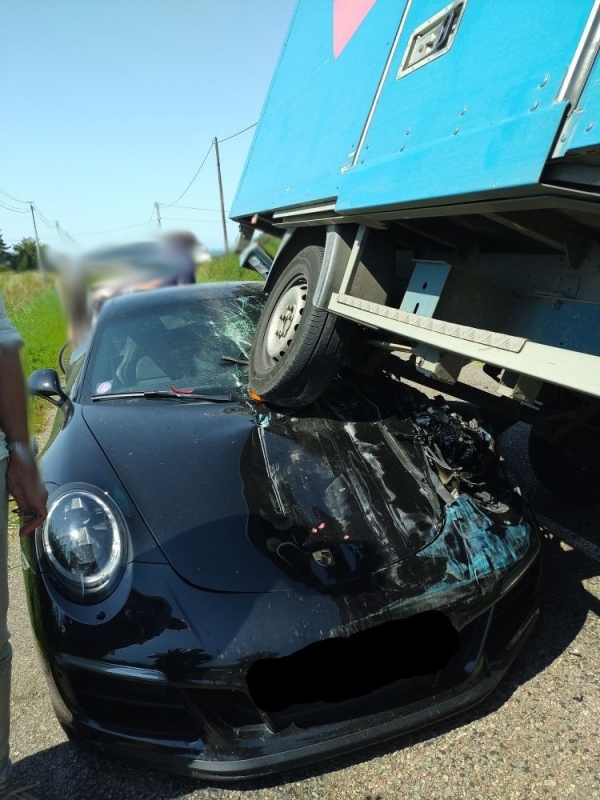 A Anzy le Duc, la porsche belge se retrouve sous les roues d'une camionnette 