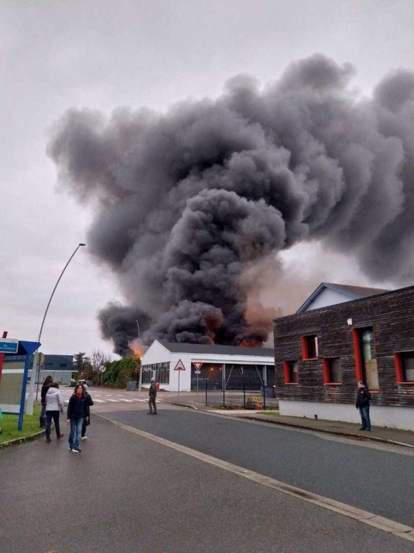 Très violent incendie au garage Renault de Montceau les Mines 